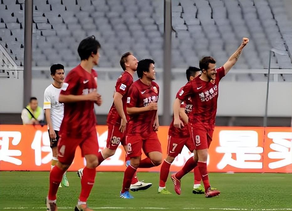 开云APP下载-上港队亚冠小组赛依然有希望，中锋强援发挥成关键，值得球迷期待